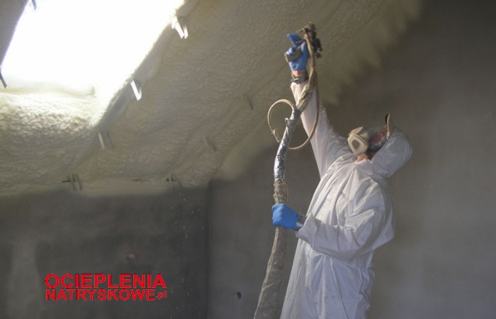 Ocieplenia natryskowe pianami pur izolacja natryskowa ocieplanie poliuretanem piany PUR skuteczna izolacja izolacja piany purizolacja-pur2