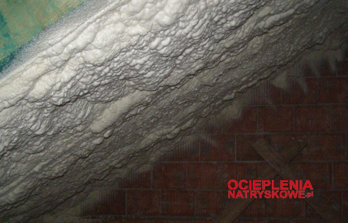 Ocieplenia natryskowe pianami pur izolacja natryskowa ocieplanie poliuretanem piany PUR skuteczna izolacja izolacja piany pur ocieplenie-poddasza1